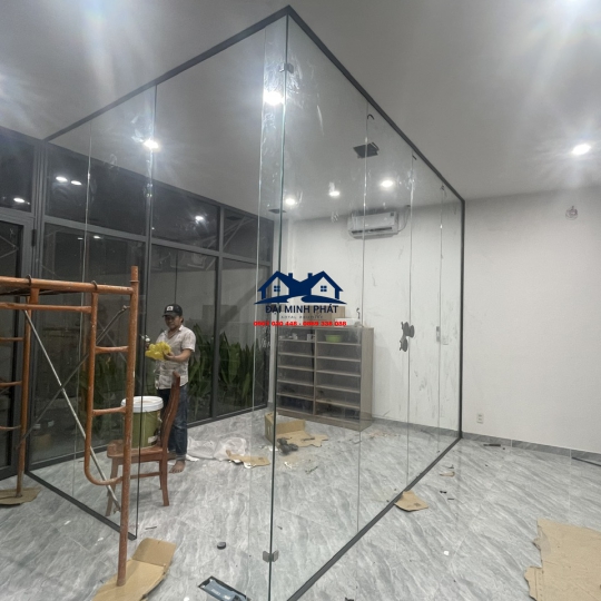 ĐƠN VỊ THI CÔNG VÁCH KÍNH, KÍNH SƠN, VÁCH KÍNH CƯỜNG LỰC ĐẸP GIÁ RẺ NĂM 2024